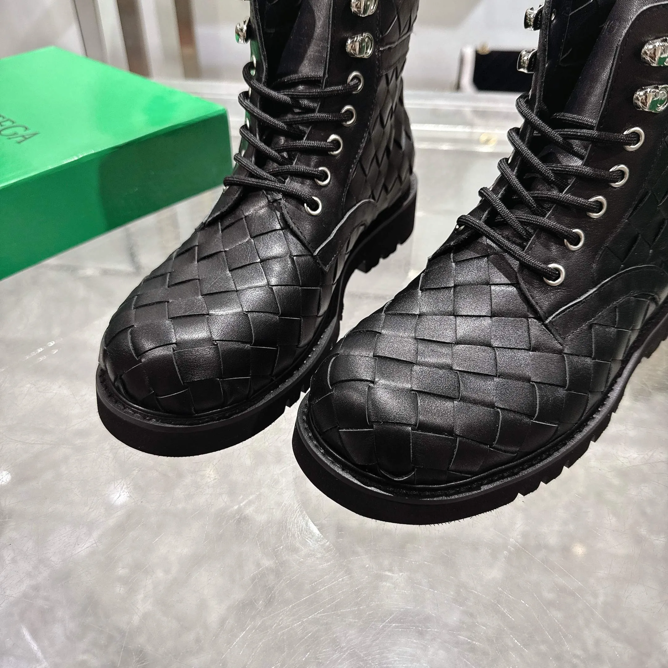 [BV] Top P:980💰Size for couples: Female 35-39 Male 39--44 (Female 40. Male 38.45.46.47 customization is not returnable) [Note‼ ️] Add 💰 to size 46, add 💰 to size 47. Bottega Veneta's 2026 spring counter synchronized couple style Bottega Veneta round toe braided strappy boots! Grained cowhide woven! Solid color Niuli! Leather outsole! [Rose][Rose]! Purely hand-woven and operated, the original board is reproduced one-to-one! quality assurance!